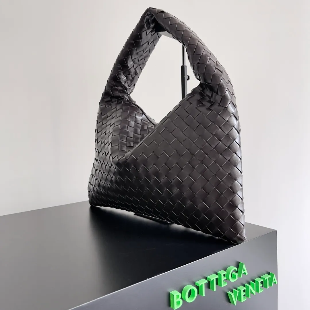 Batch 1960 It seems that this bag from BV has been popular recently ~ The new Hop is really not too beautiful. The whole bag has no seams. The bag body and handles are made of one piece of leather. It reflects the style and essence of Bottega Veneta. It truly represents craftsmanship and creativity. The large size has a very loose and lazy upper body. Big bag lovers will definitely not regret buying it. Style number: 796262 Size: 46*21*10cm